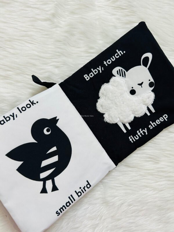 Baby Touch : My First Book : a black and white cloth book - Image 4